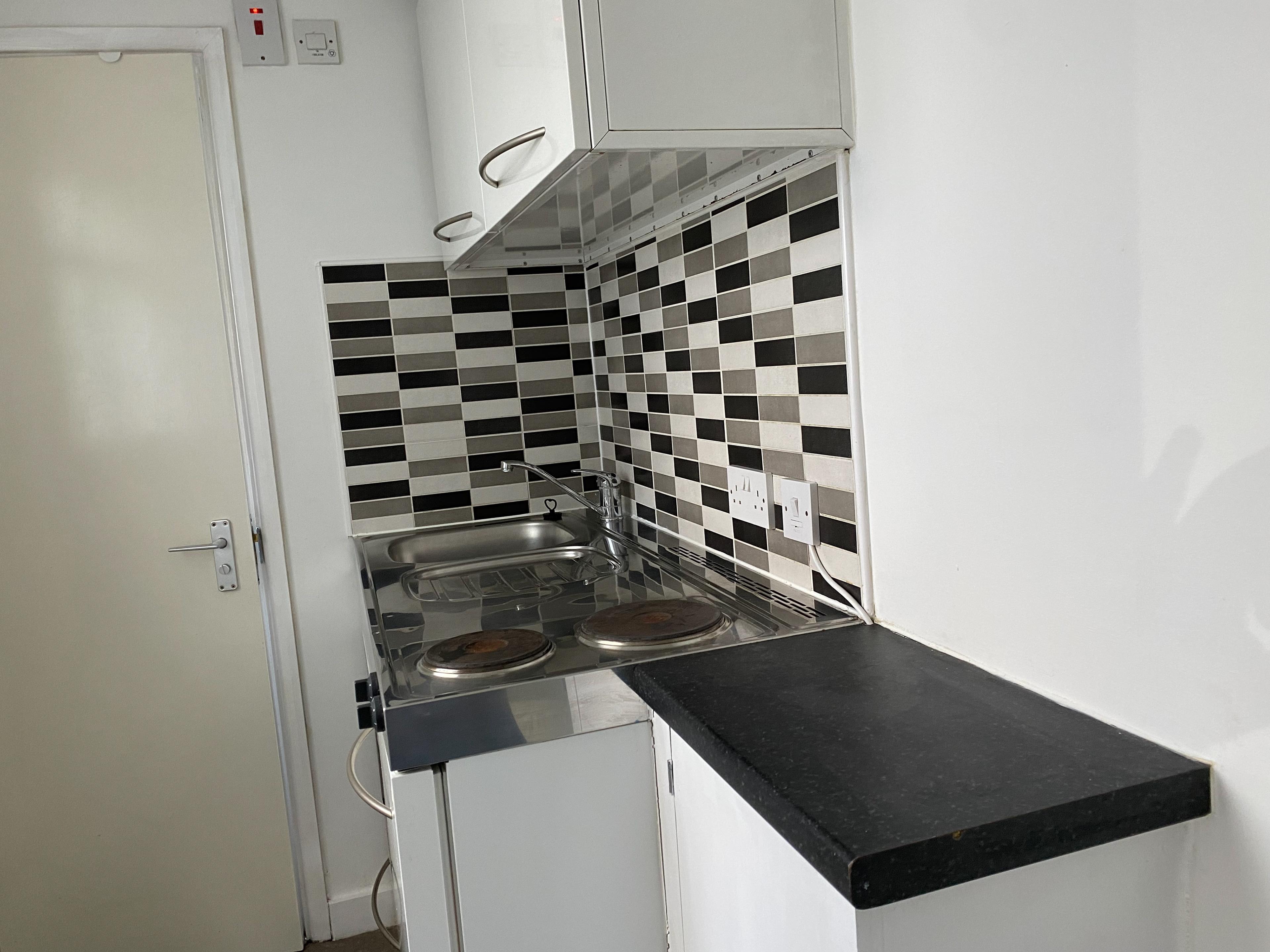Kitchen: fudge, hob, combi micro/oven