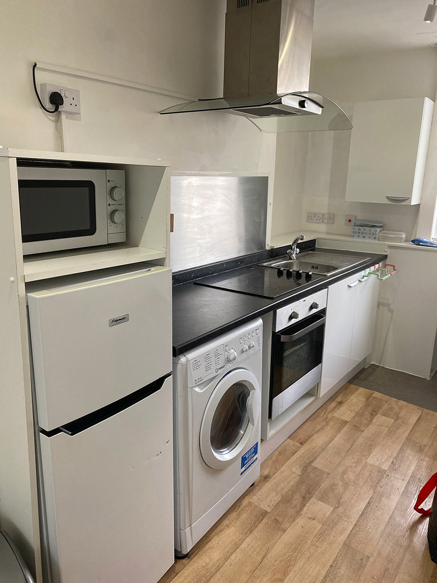 Kitchen: washer/dryer, fridge/freezer, oven, hob, microwave