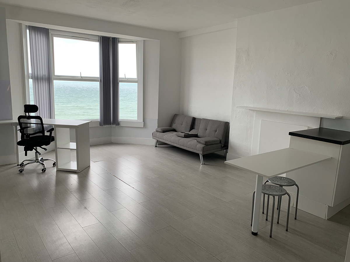 Lounge: Large and spacious, sea view bay windows