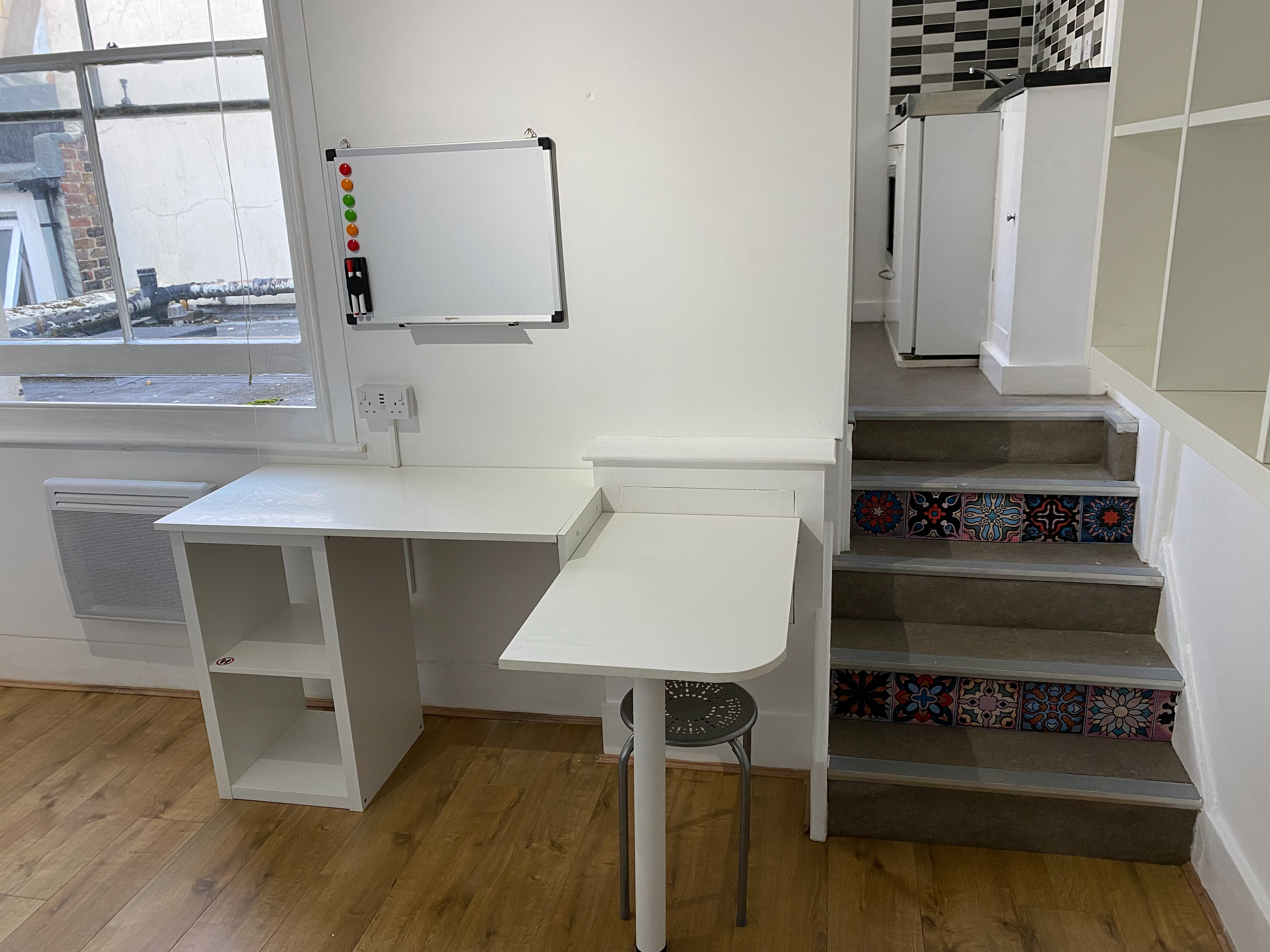 Desk: USB sockets, whiteboard
