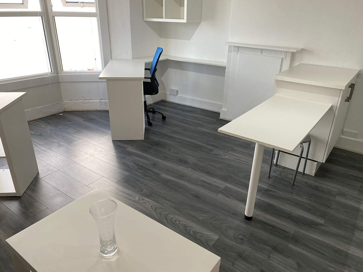 Lounge: two sea view desks, USB sockets, cube storage