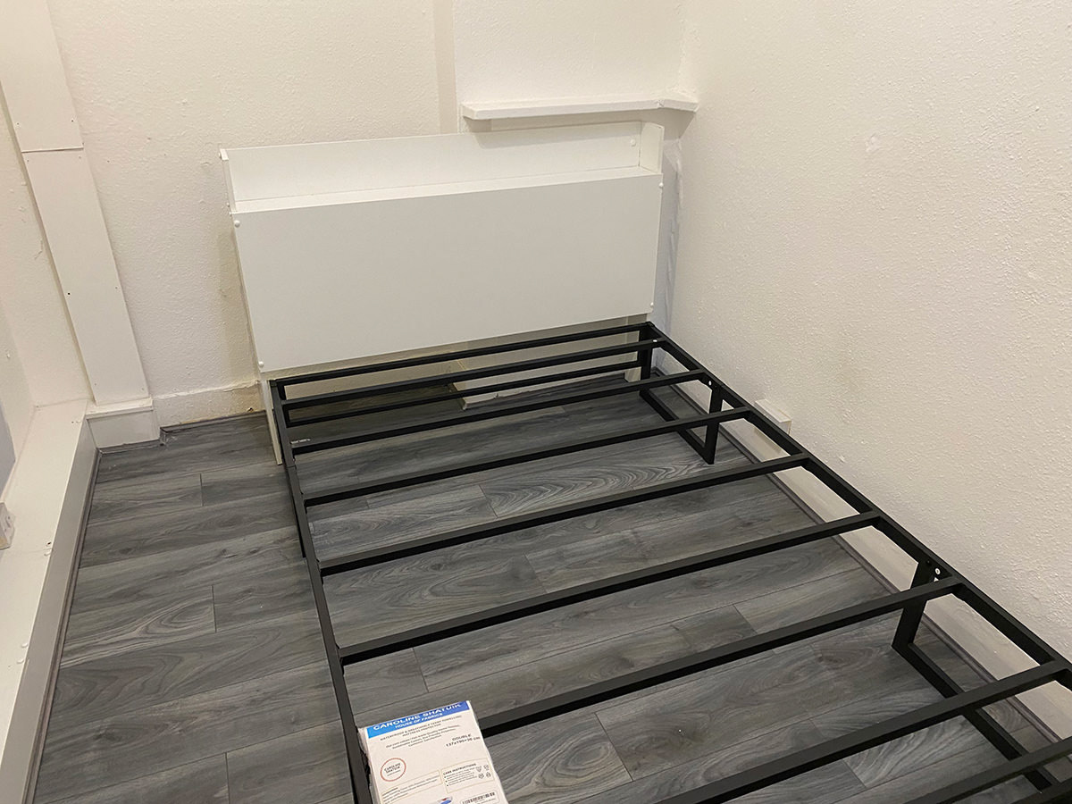 Bed 1: double bed, dressing table, make-up mirror