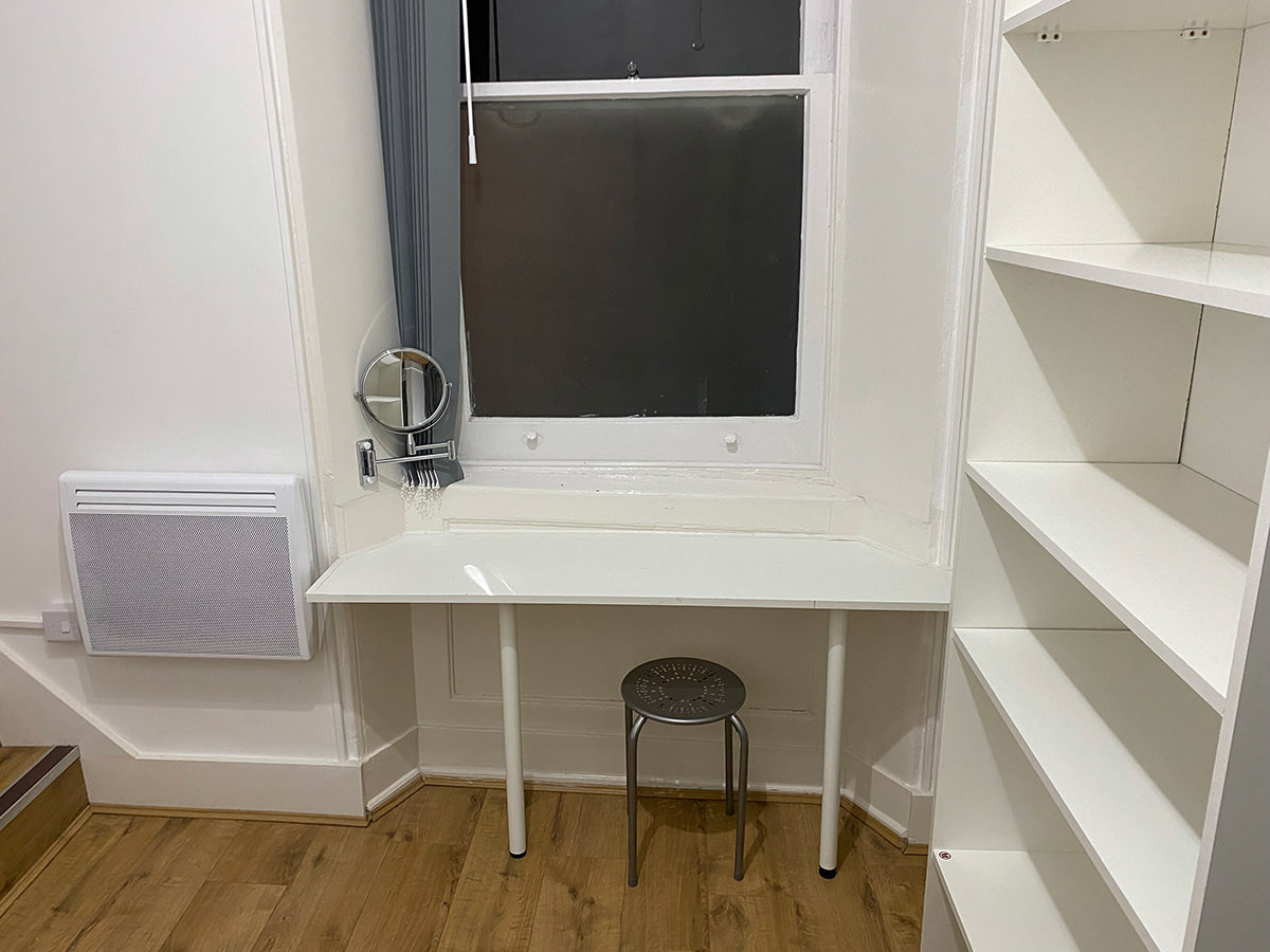 bedroom: dressing table