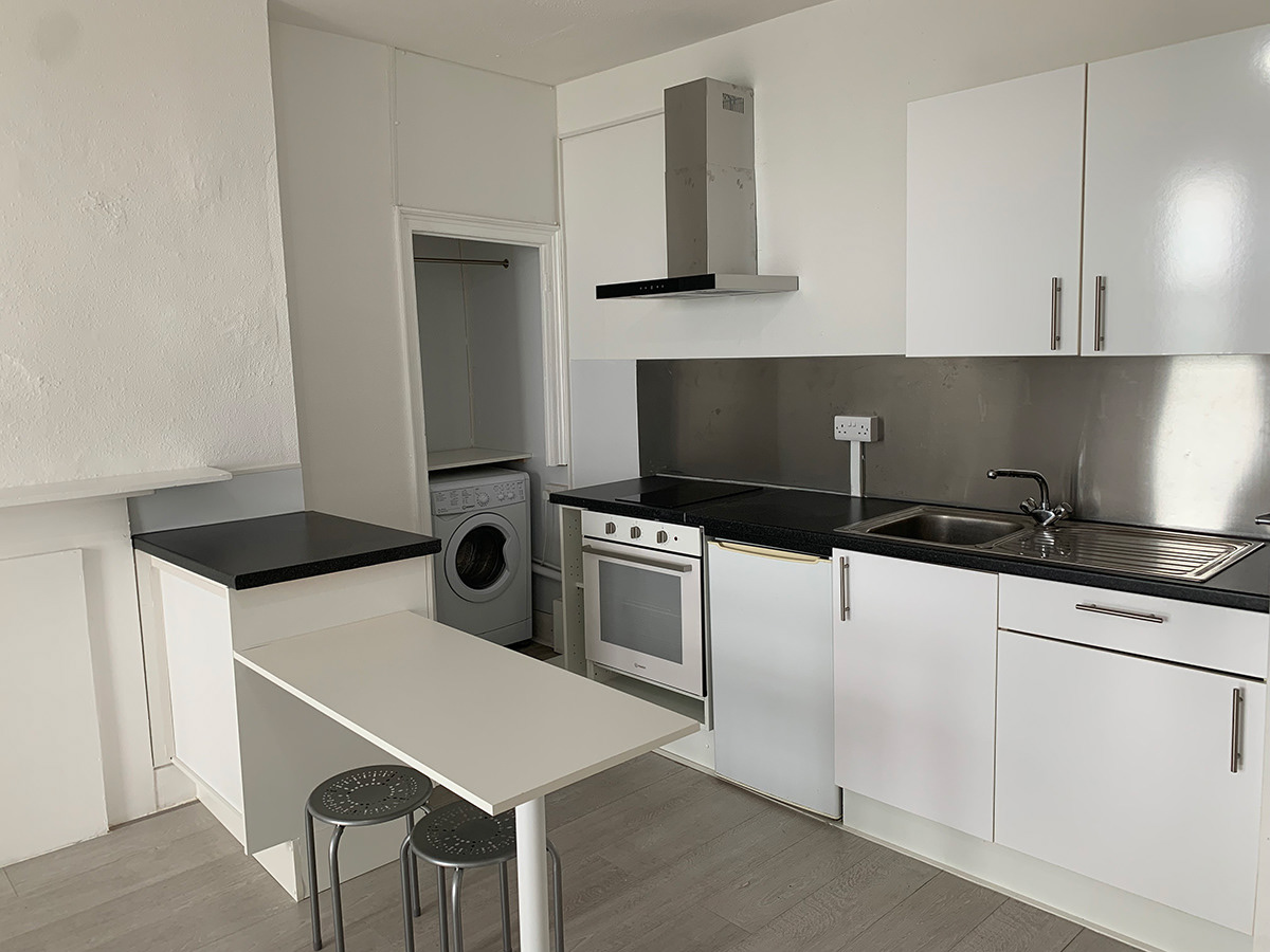 Kitchen/Dining: Washer/dryer, fridge, oven, hob