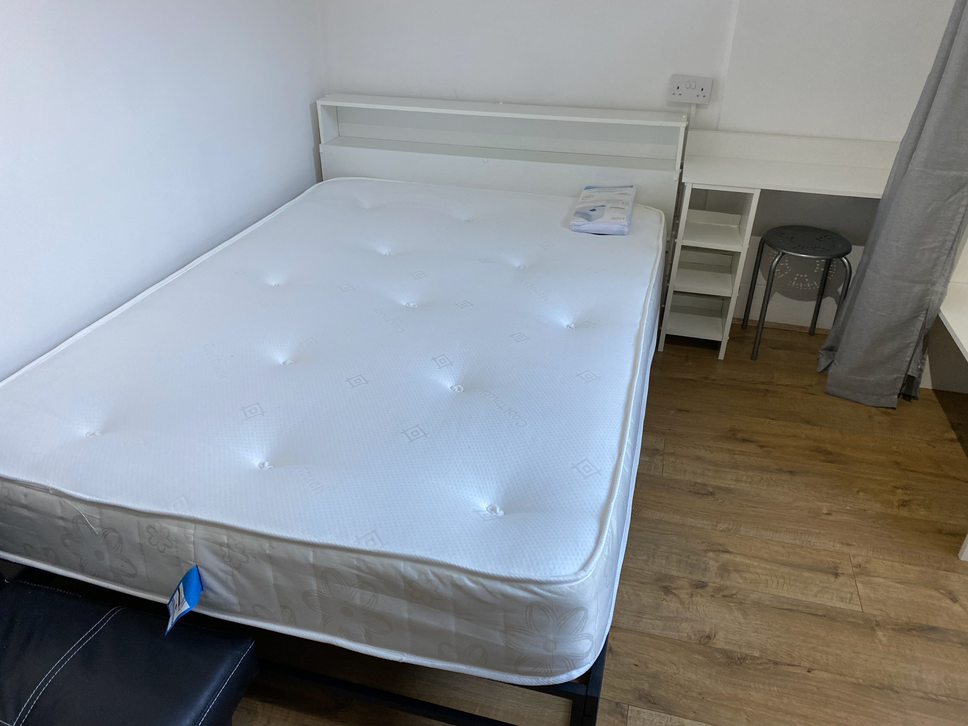 Double bed, dressing table