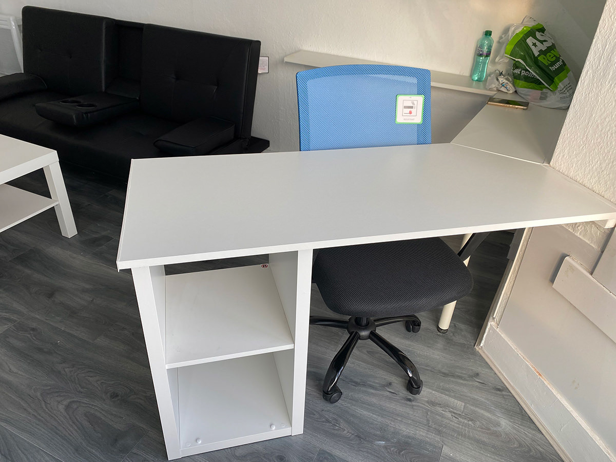 2 Sea view desks