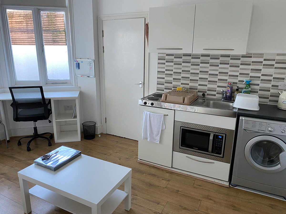 lounge/Kitchen: large desk, USB ports, washer/dryer, combi micro/oven, fridge, dining