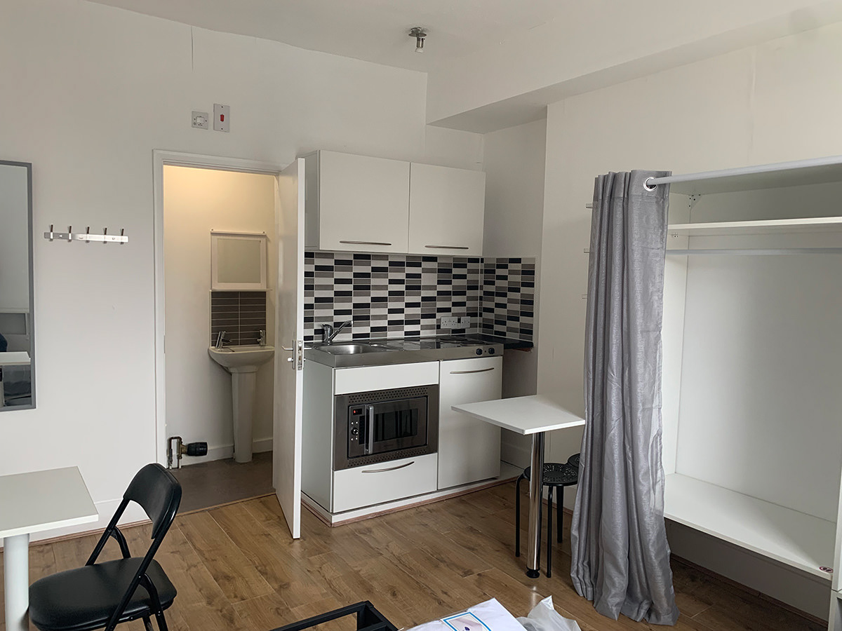 Kitchen: fridge, hob, combi micro/oven