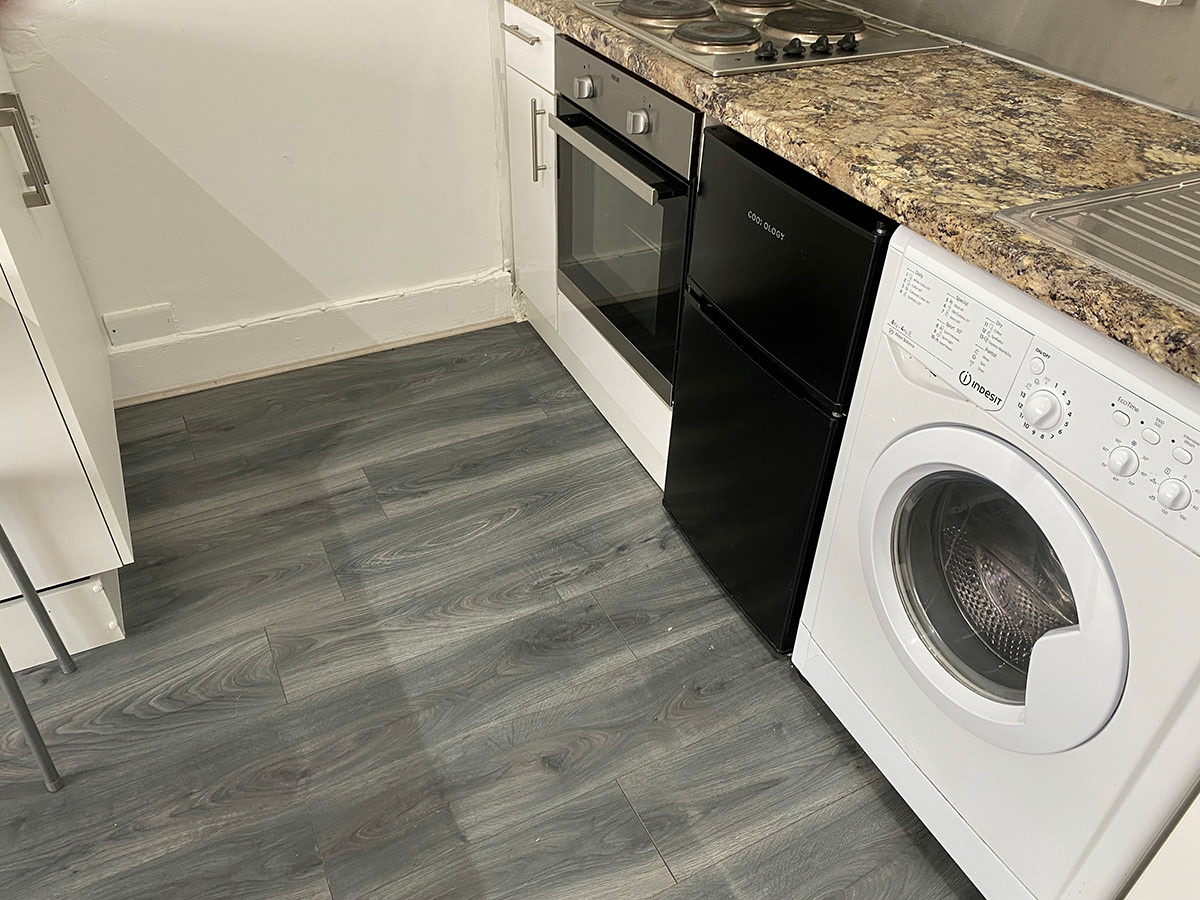 Kitchen: washer dryer, hob, oven, fridge