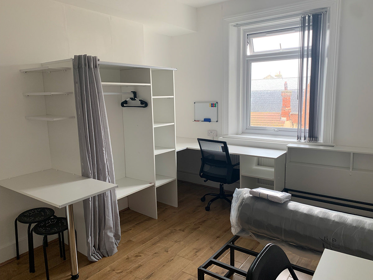 Double hanging wardrobe, double bed, large desk, USB sockets, whiteboard