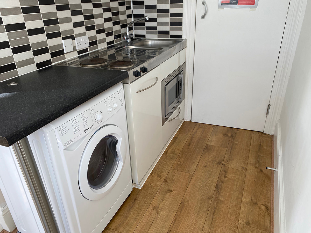 Kitchen: washer/dryer, combi microwave/oven, fridge