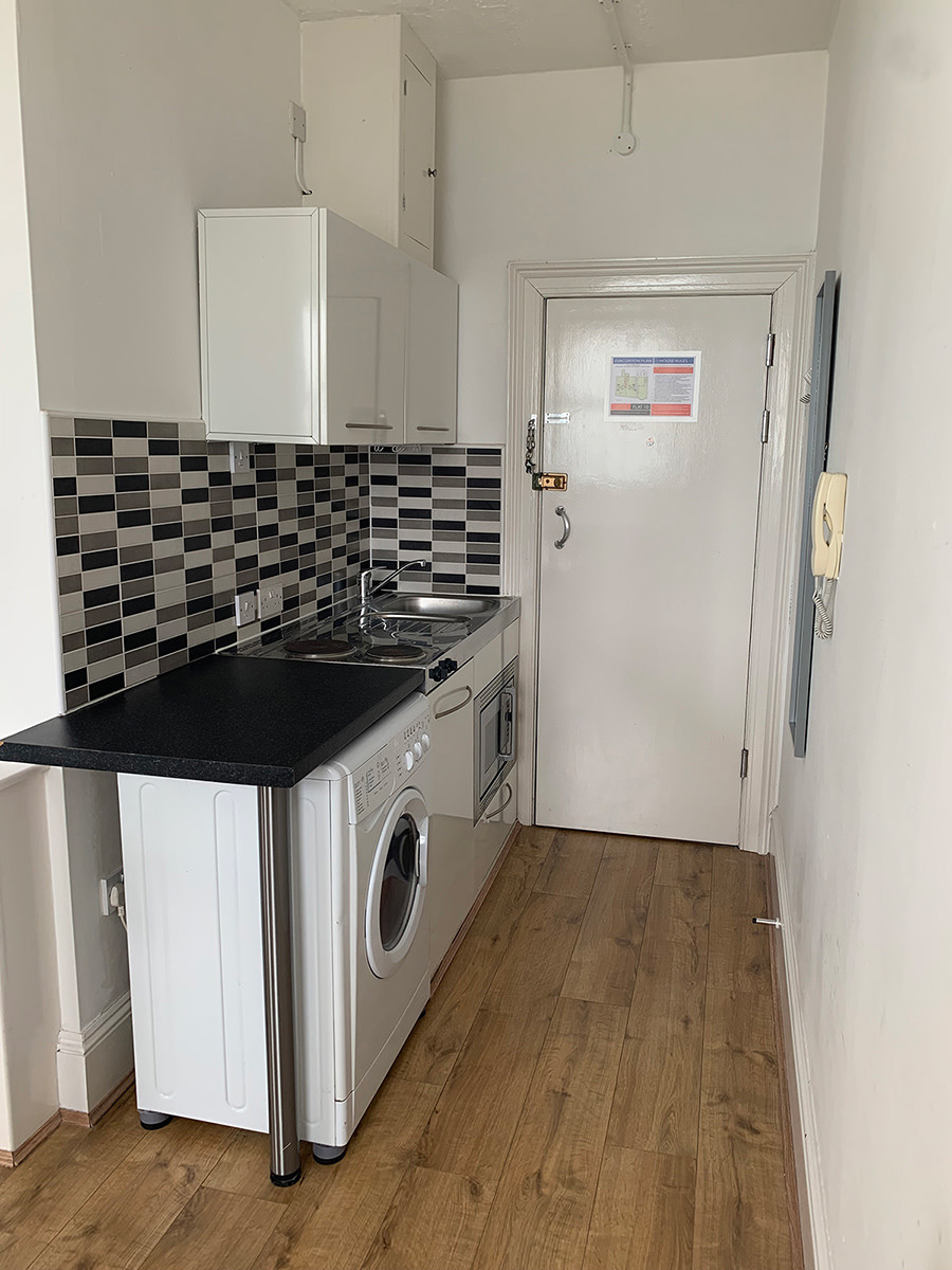 Kitchen: washer/dryer, fridge, hob, combi micro/oven