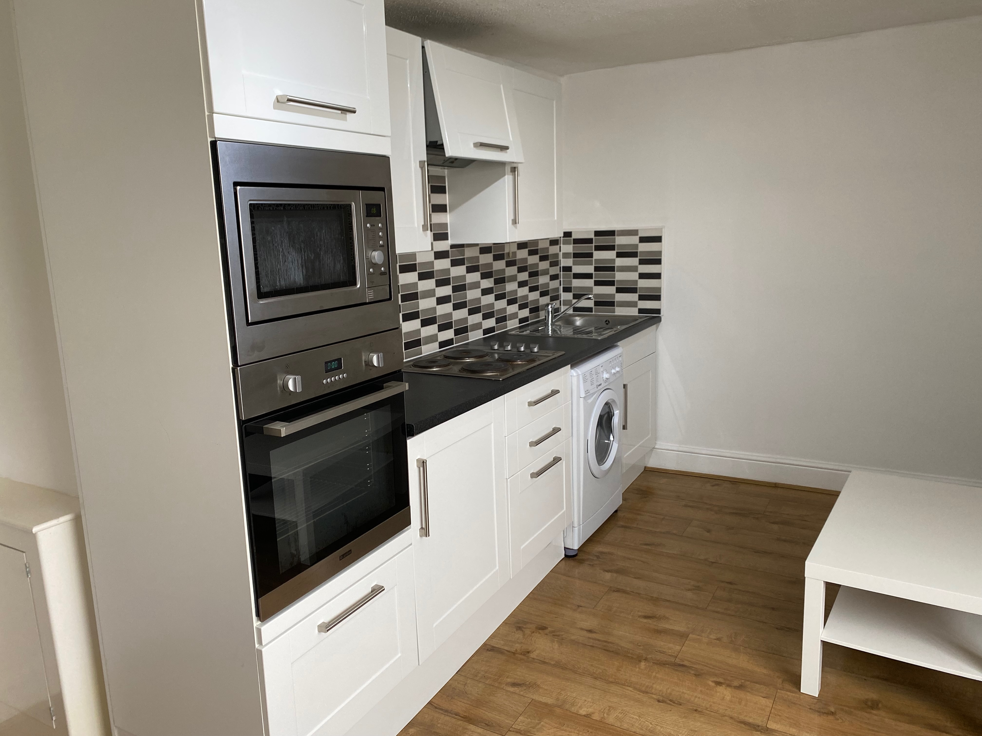 Kitchen area with washer/dryer