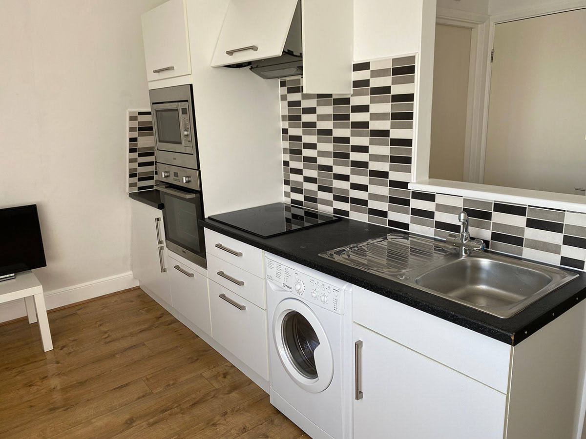 Kitchen: washer/dryer, oven, microwave, fridge,