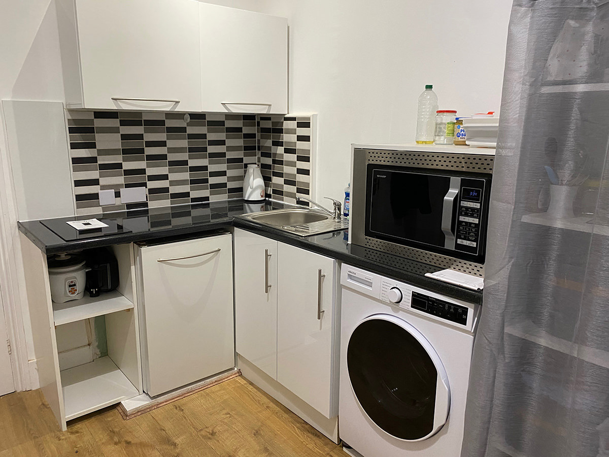 Kitchen: Fridge, combi micro/oven, washer dryer