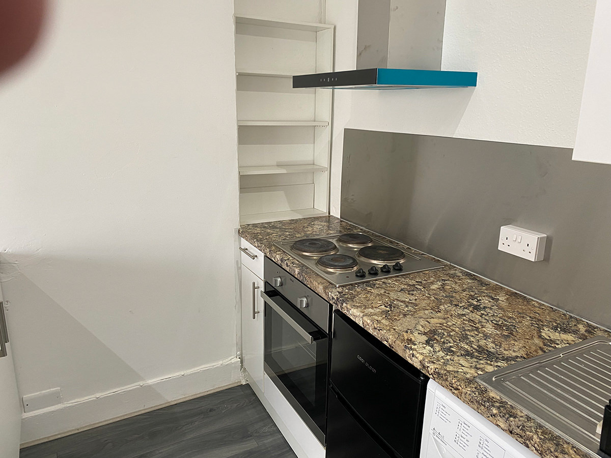 Kitchen: extract, shelf storage