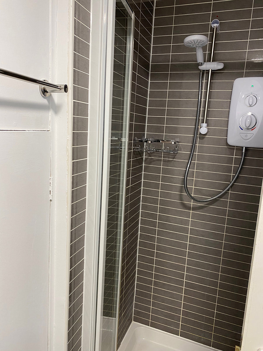 Bathroom: shower