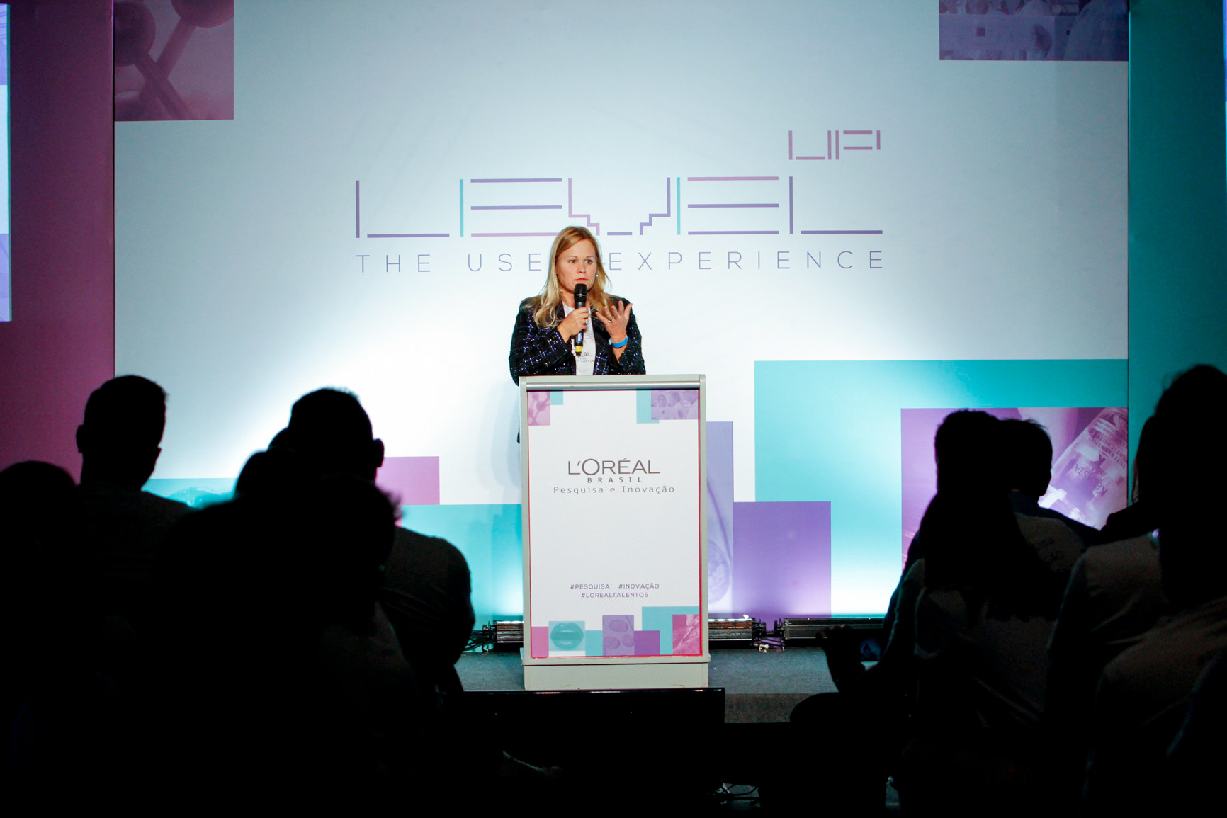 Fundo de palco de evento da L'Oreal [trabalho VZA Expomidia]