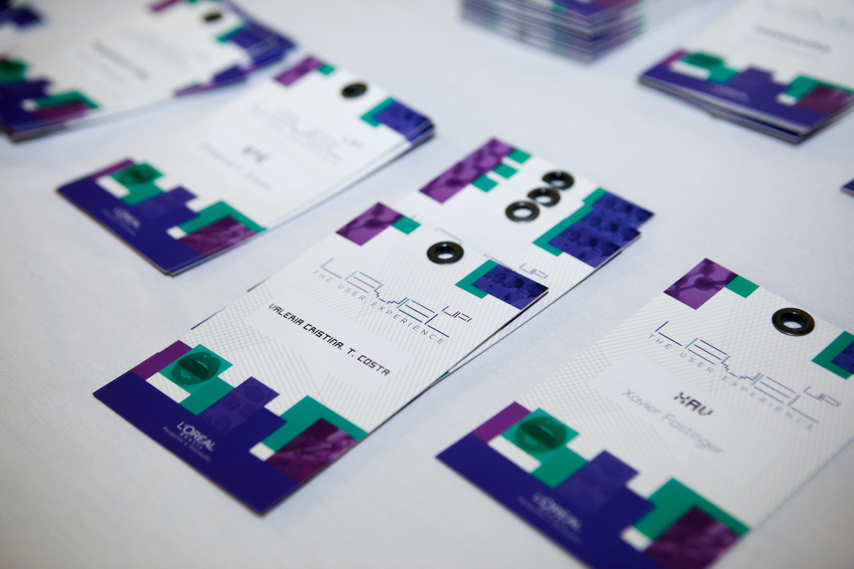 Crachá de evento da L'Oreal [trabalho VZA Expomidia]