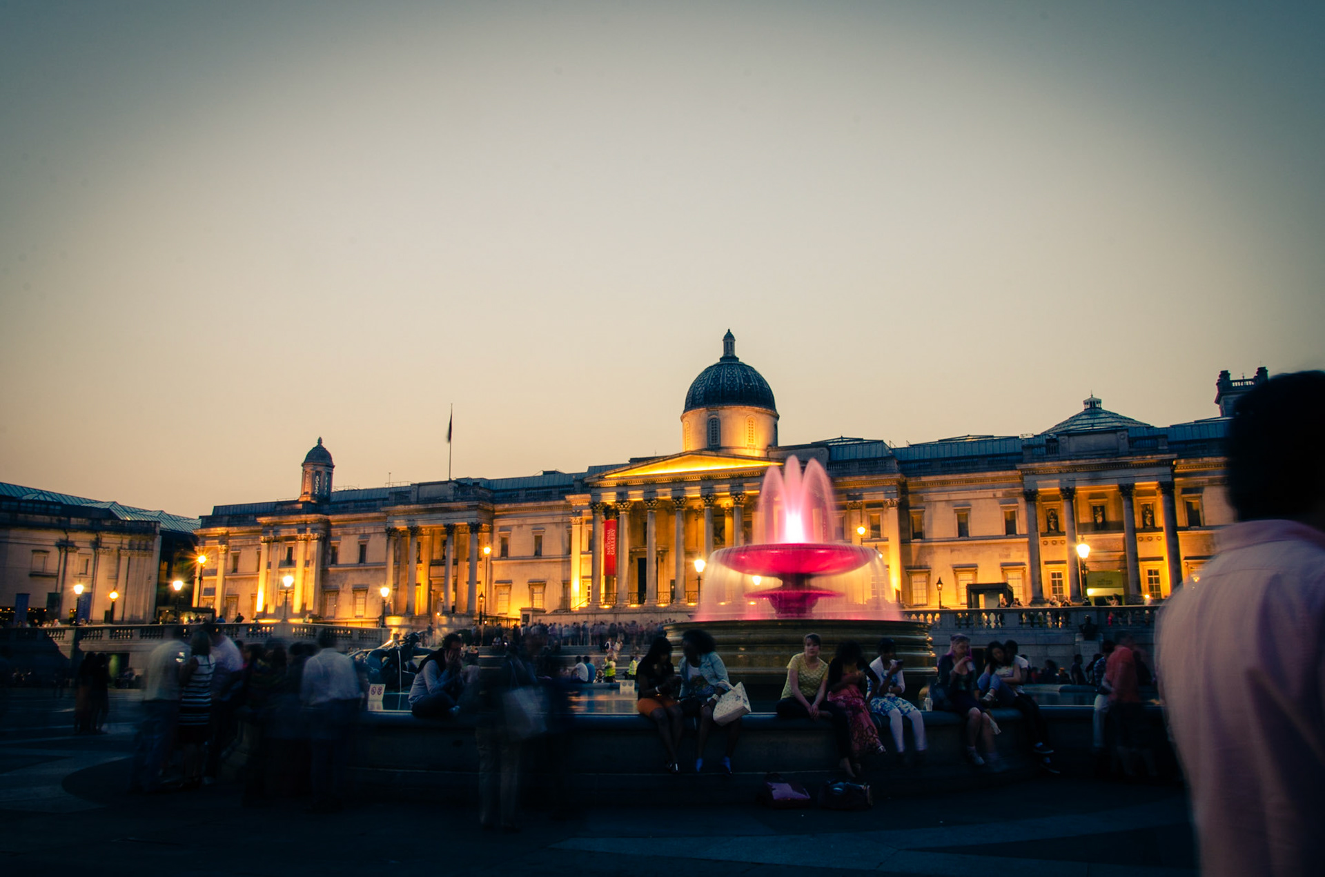 A long exposure shot of the fountain outside the National Gallery