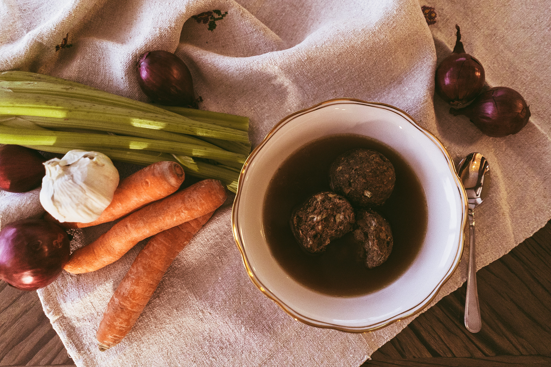 hausgemachte Bio Leberknödel in selbstgemachter Bio Rindssuppe 