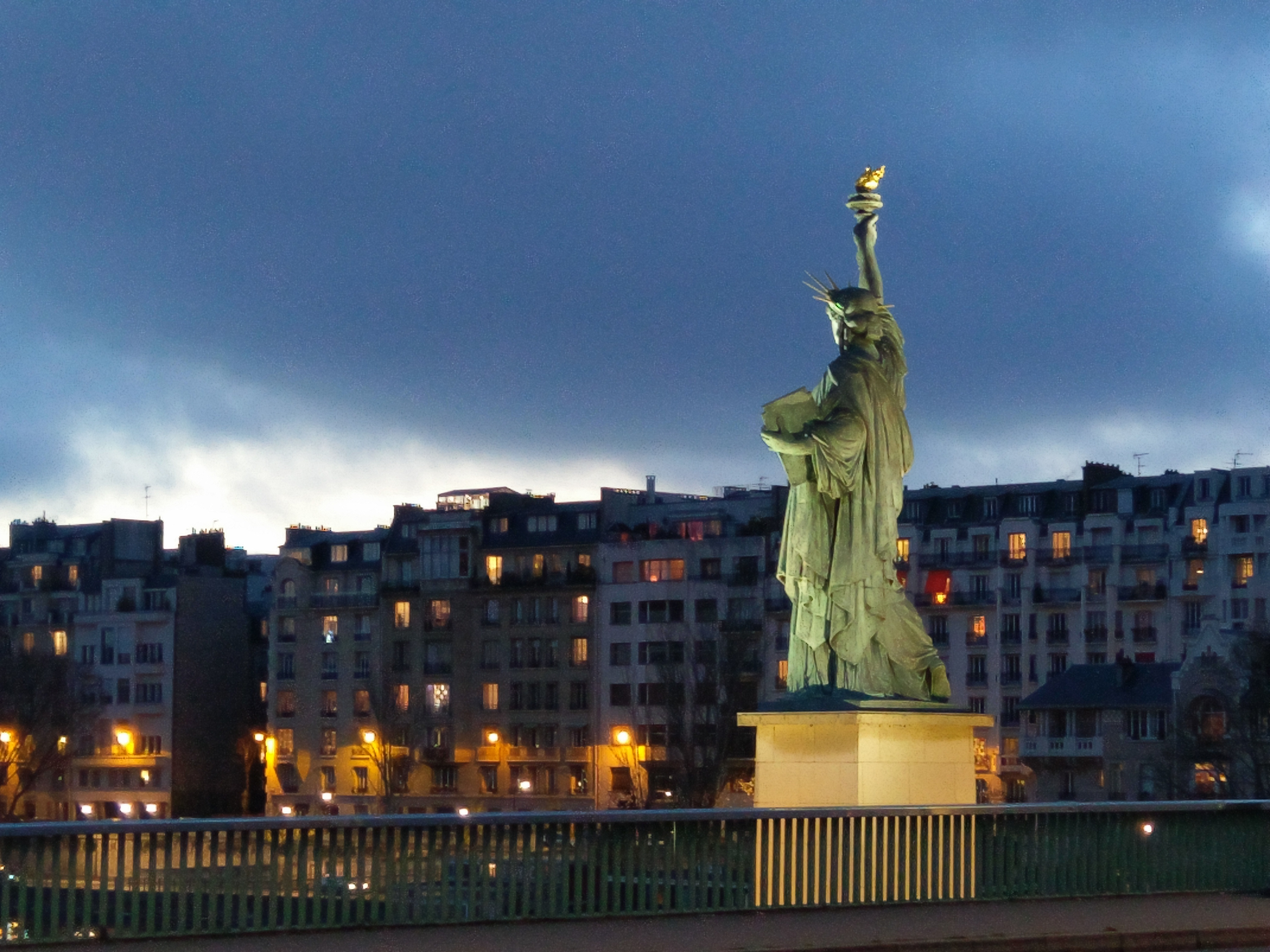 Réplique de la Statue de la Liberté - Pont de Bir-Hakeim
