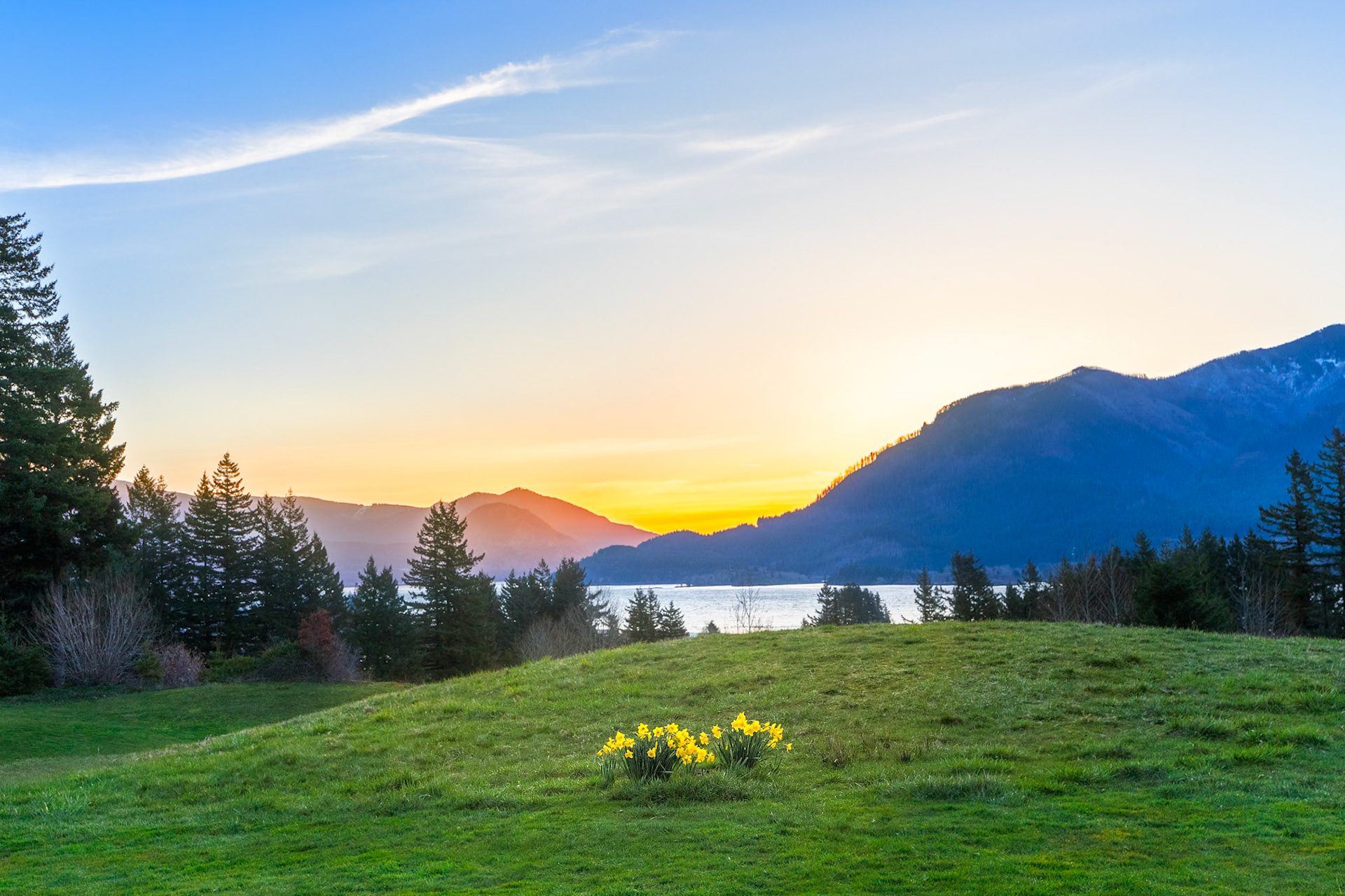 Sunrise View of columbia River from Skamania Lodge