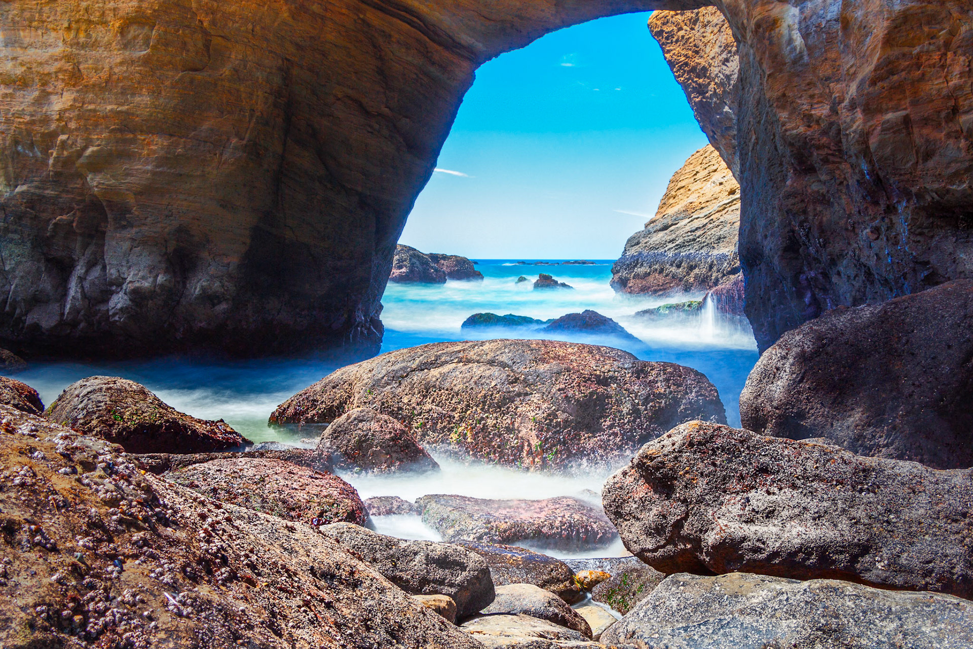 Smooth water flowing into Devils Punchbowl Oregon