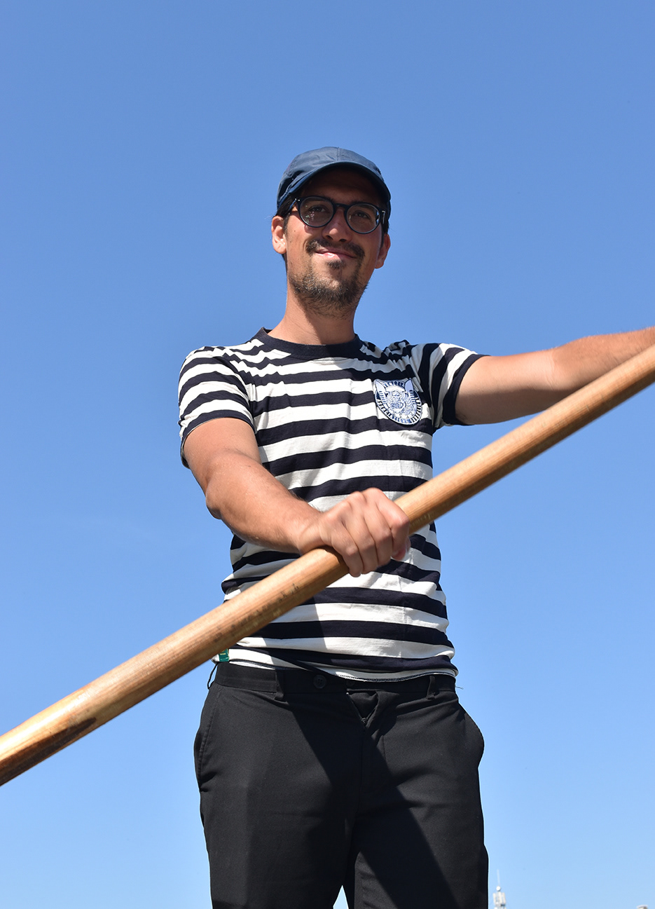 Gondola ride / Udhëtimi me gondola