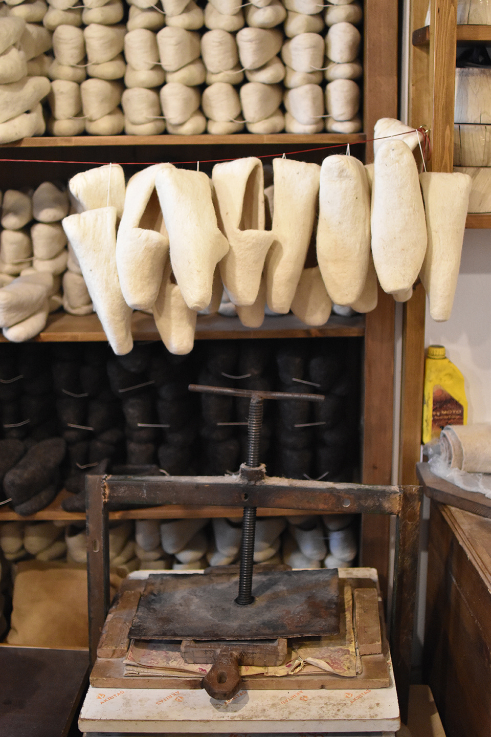 Handmade wool slippers / Pantofla prej leshi të punuar me dorë