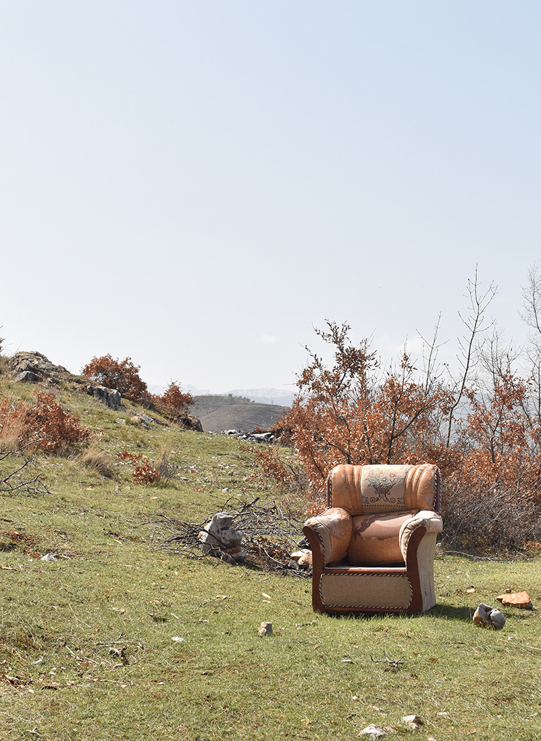 Chair on the top of the hill! / Karrige në majë të kodrës!