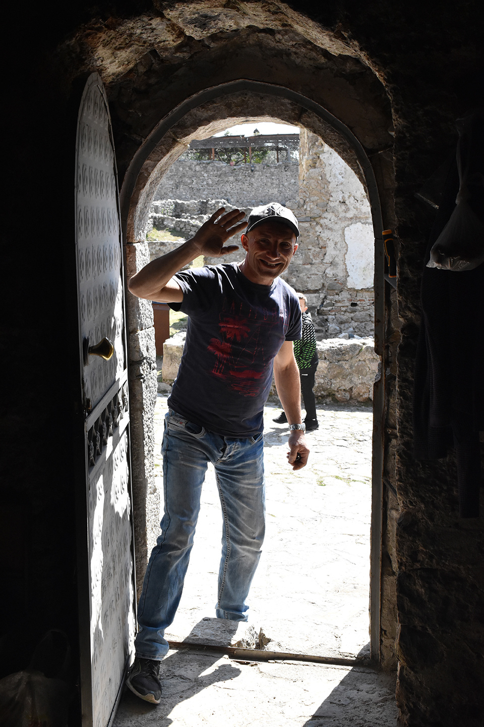 Our impromptu guide. His family has lived within the castle walls for over 460 years. / Udhëzuesi ynë për ekspres. Familja e tij ka jetuar brenda mureve të kështjellës për mbi 460 vjet