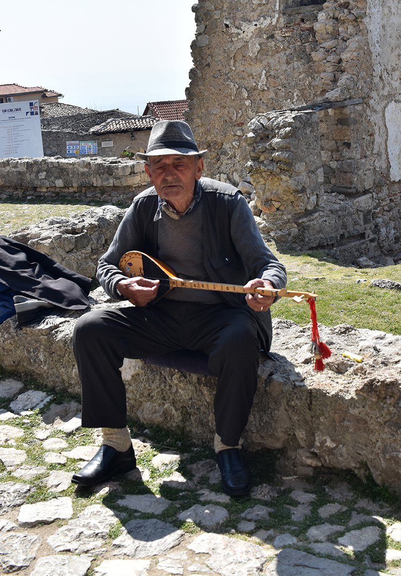 Musian playing çifteli / Musian duke luajtur çifteli