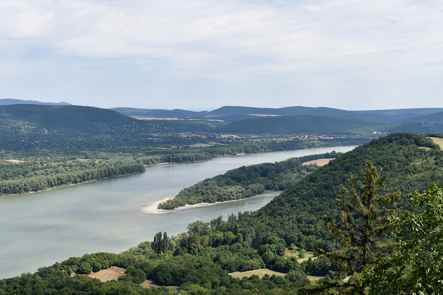 Danube going to Budapest / Danubi shkon në Budapest