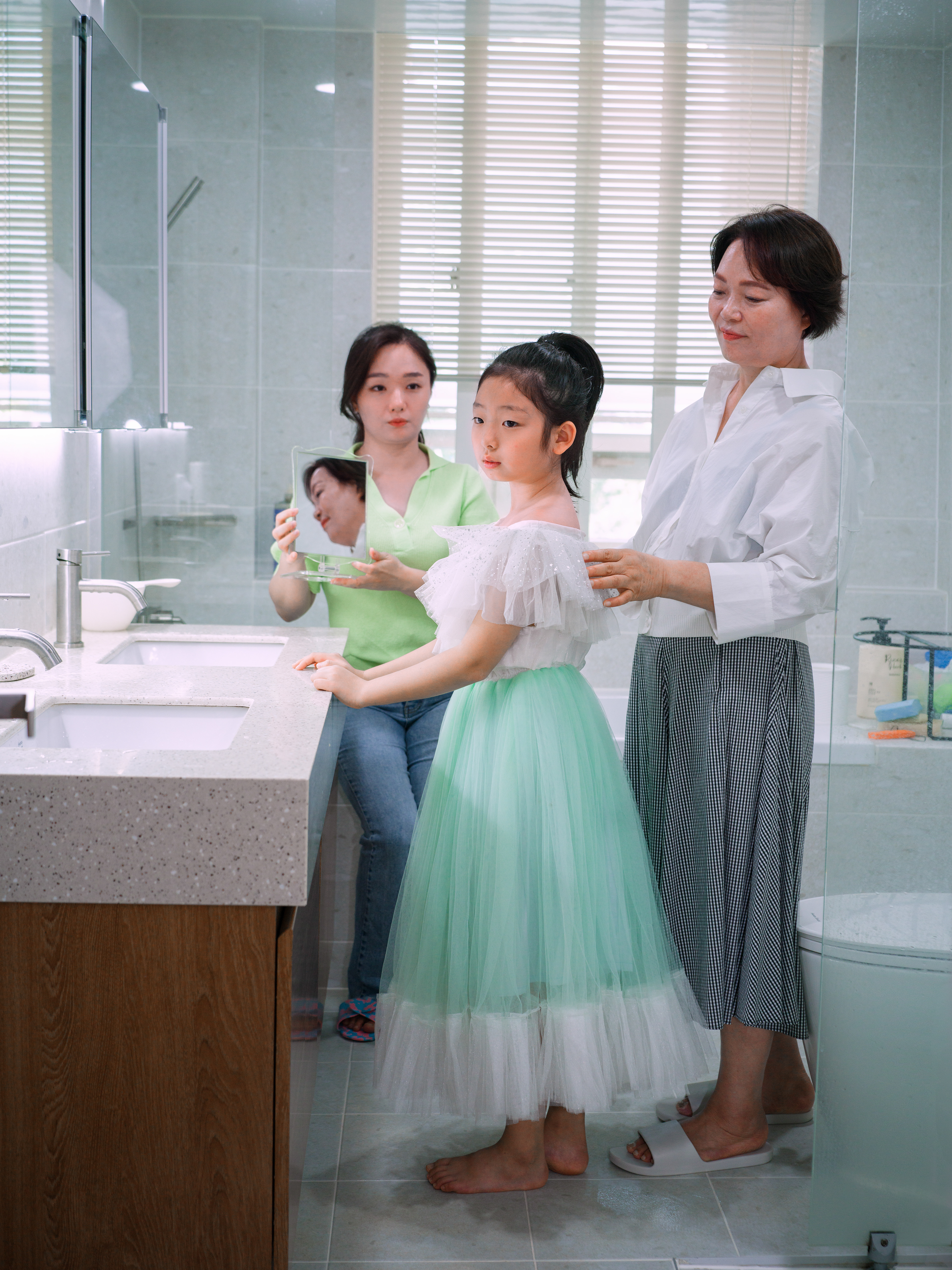 로희, 보미 그리고 한옥, 2024,  Archival Pigment Print