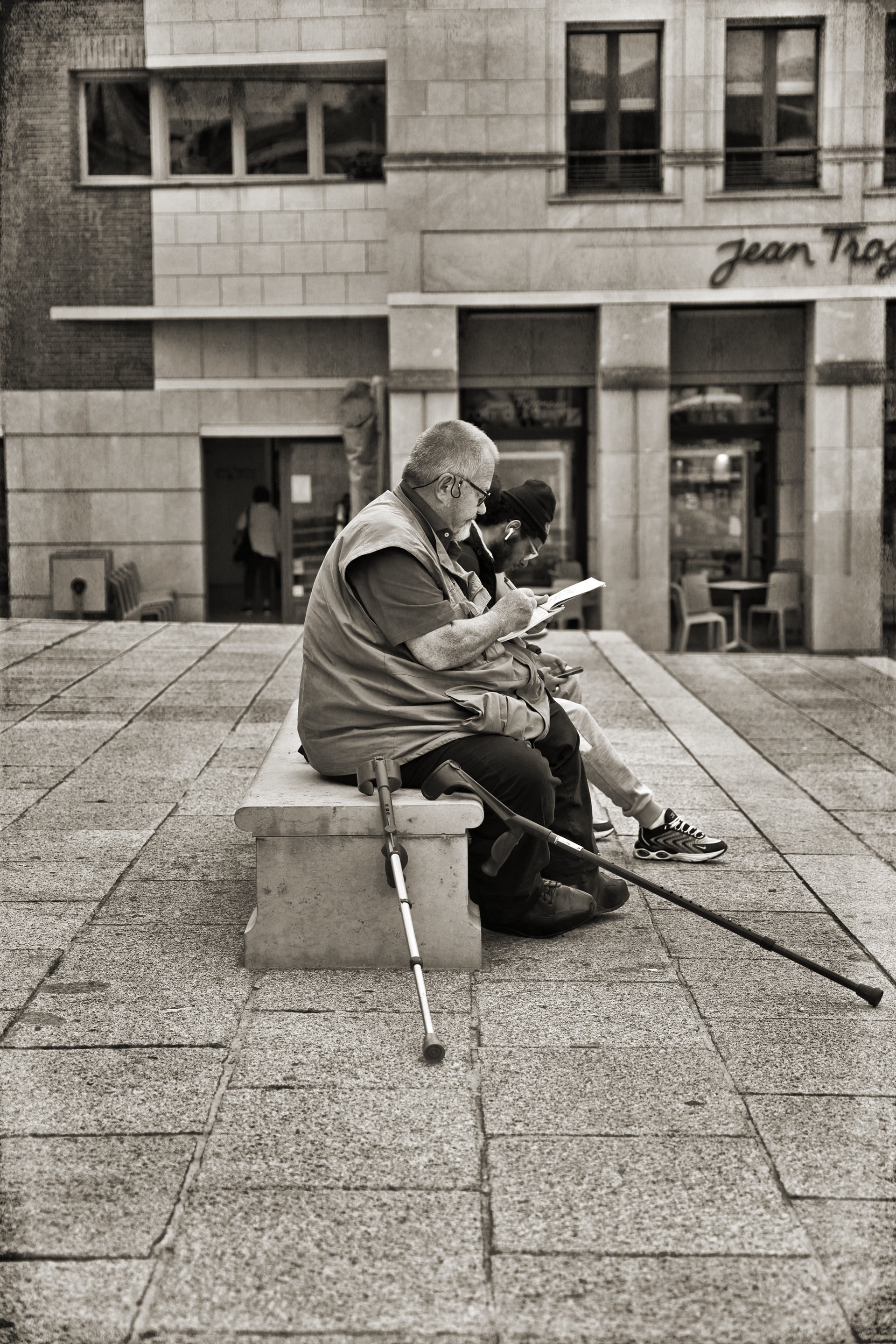 Jamais vraiment seul(es)