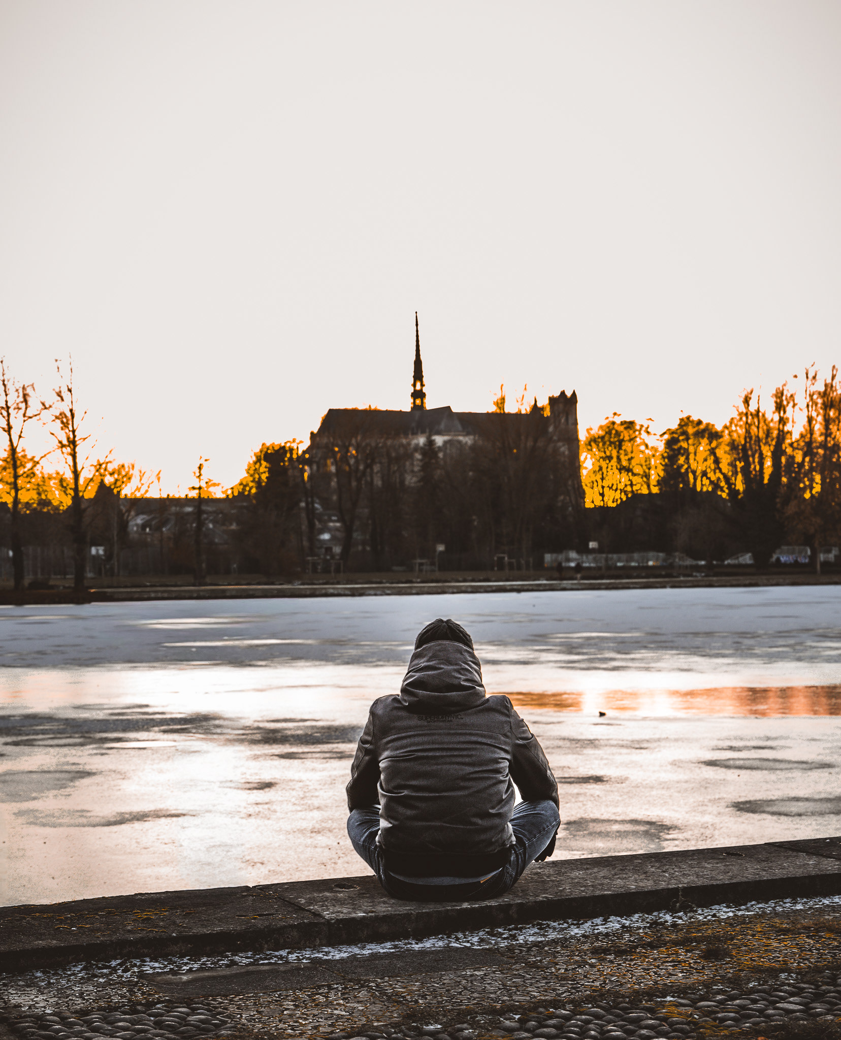 Jamais vraiment seul(es)