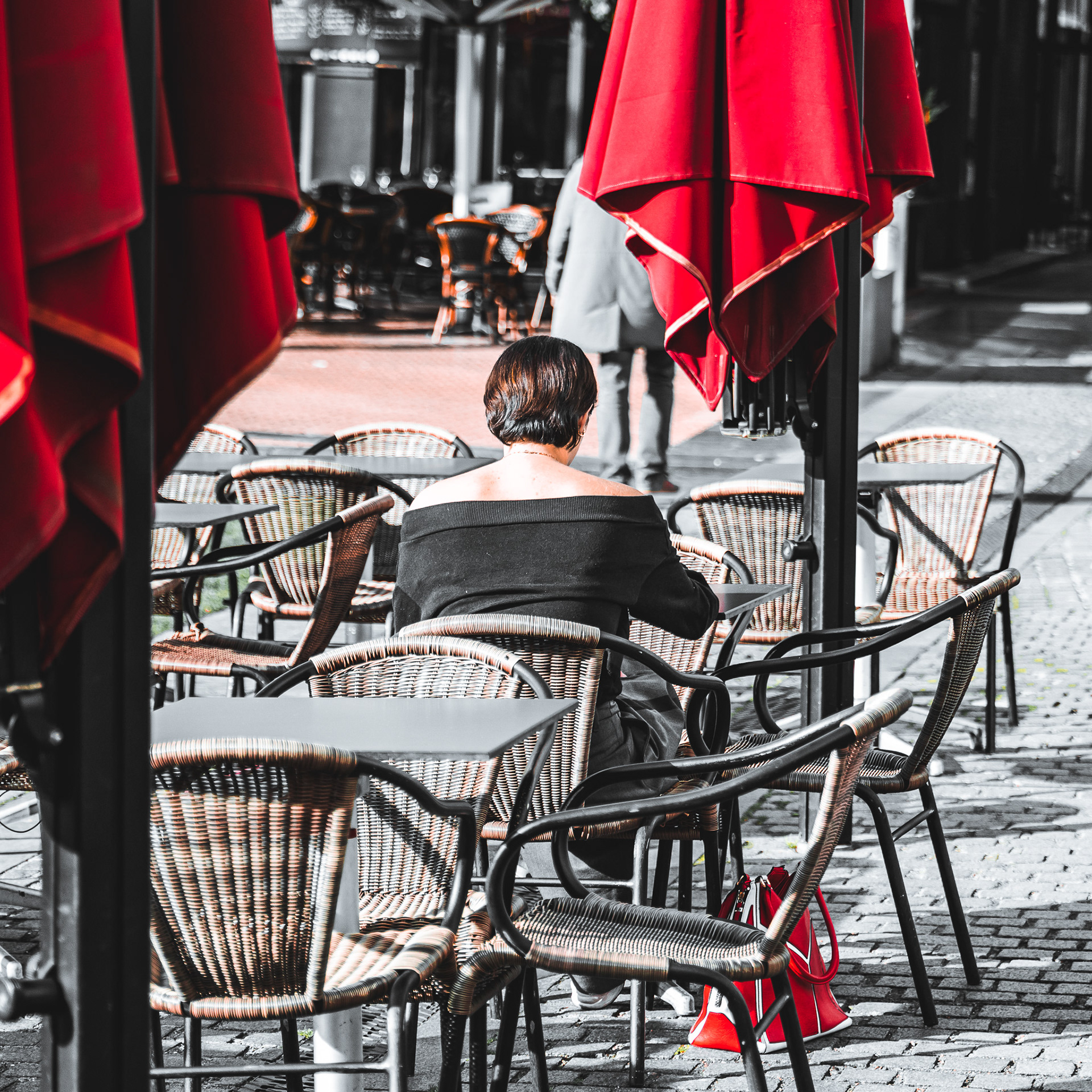 La dame au sac rouge