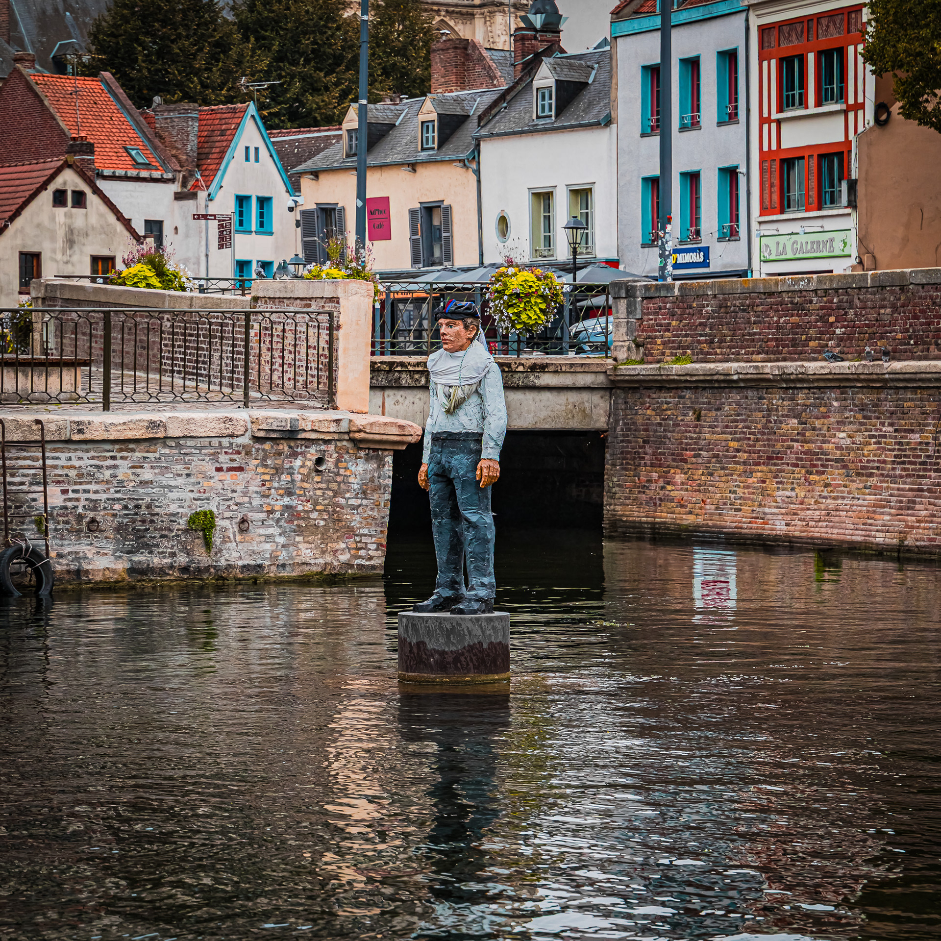 L'homme sur la bouée Quai Bélu Amiens