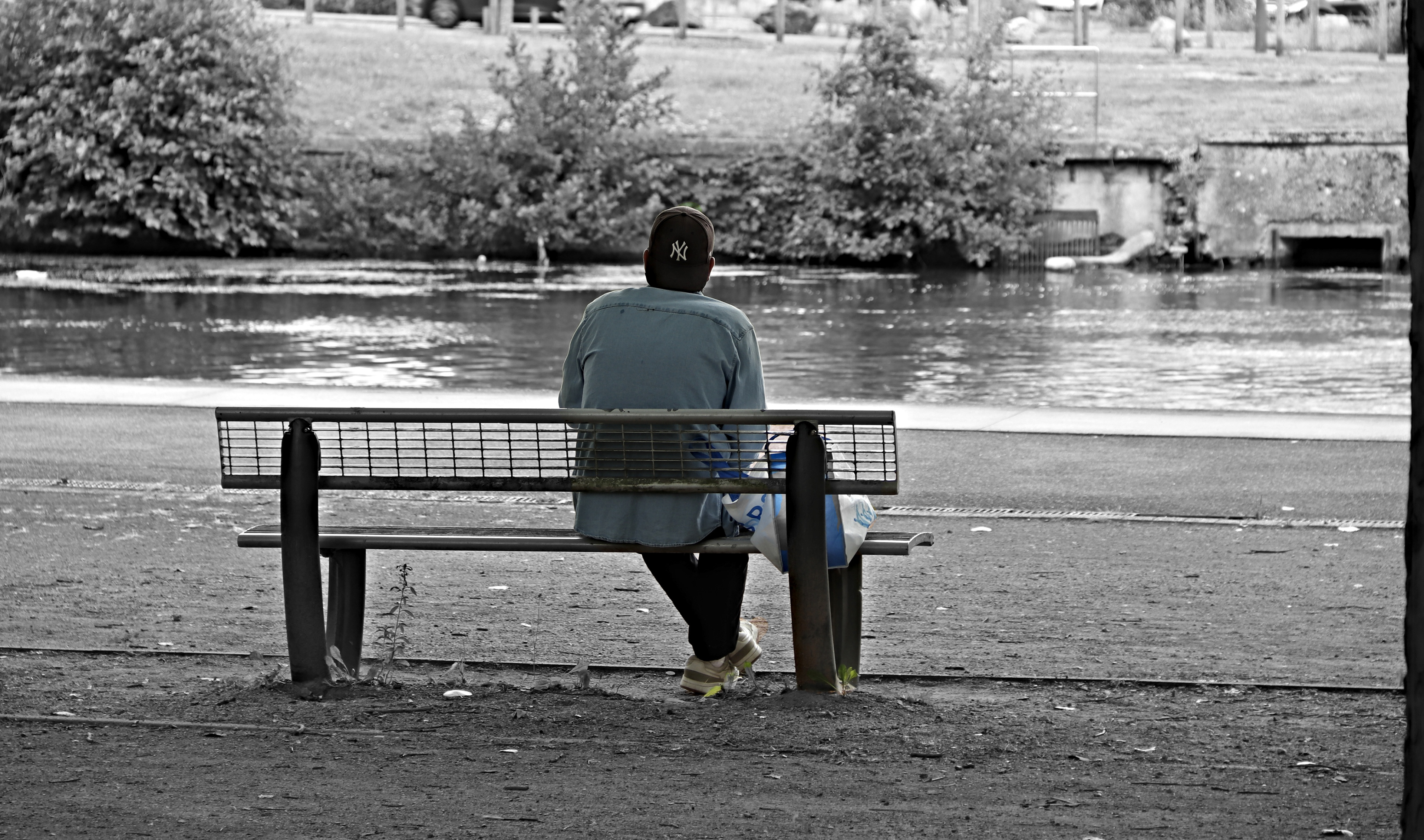 Jamais vraiment seul(es)