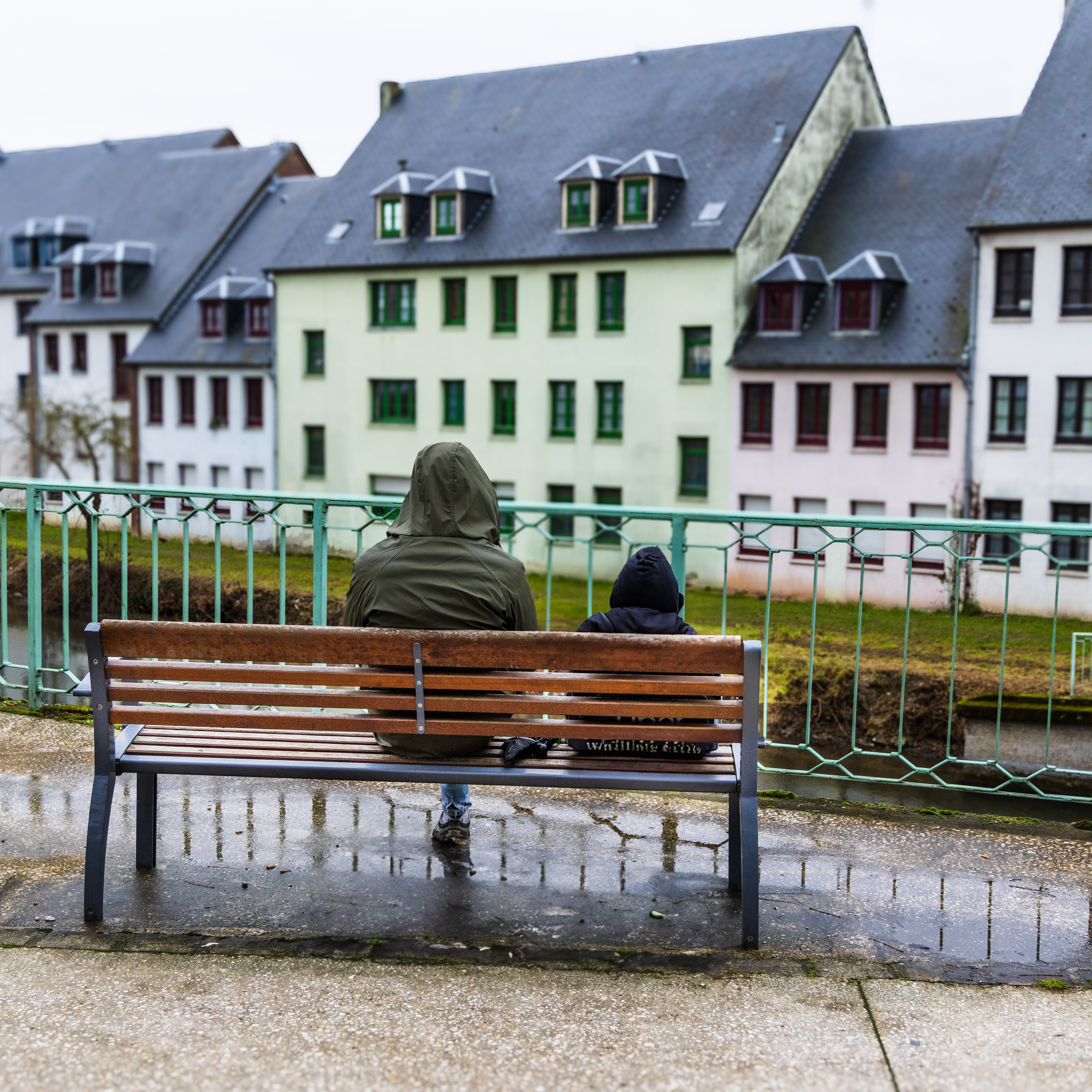 Jamais vraiment seul(es)