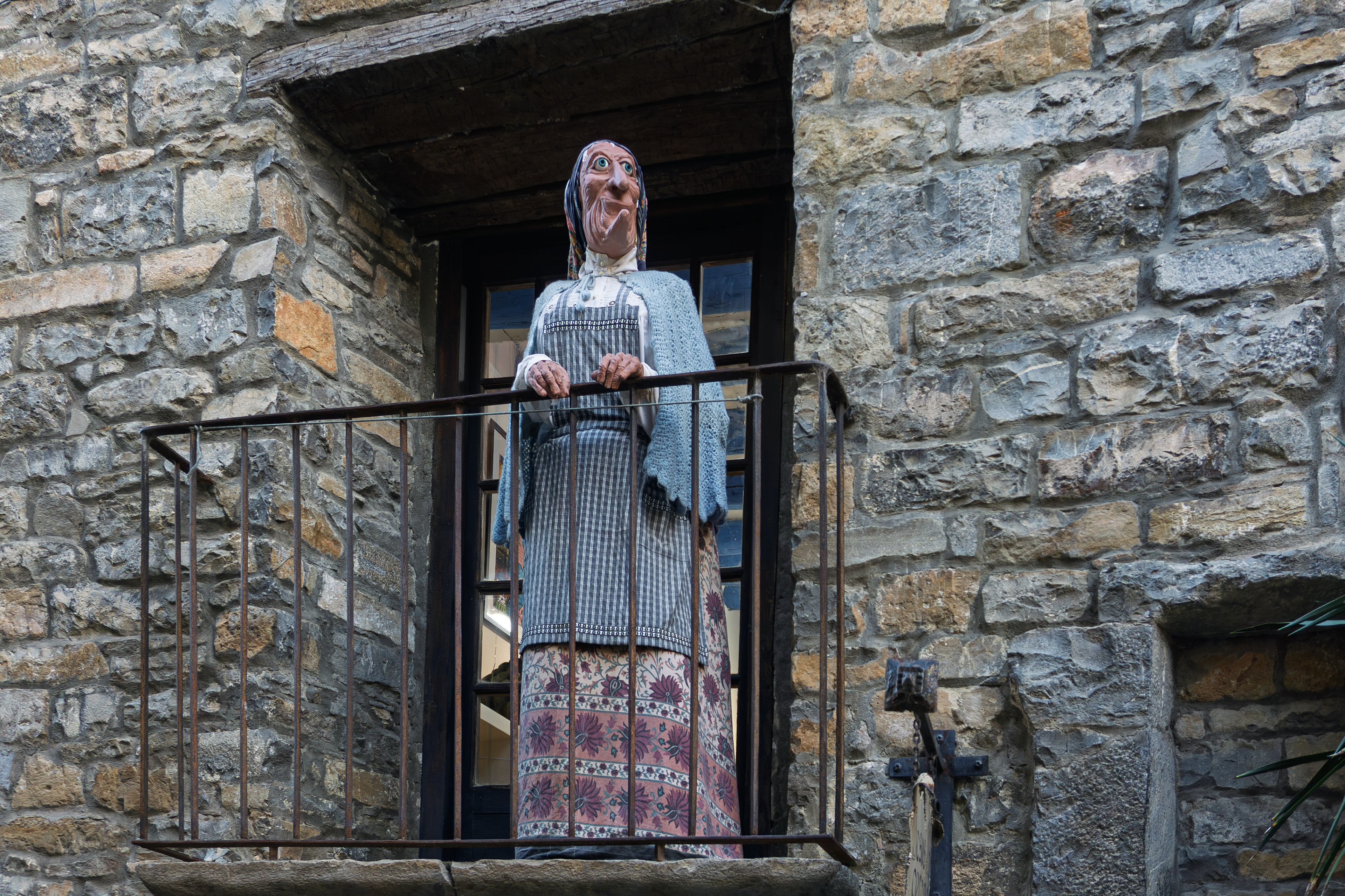 La vieja del visillo