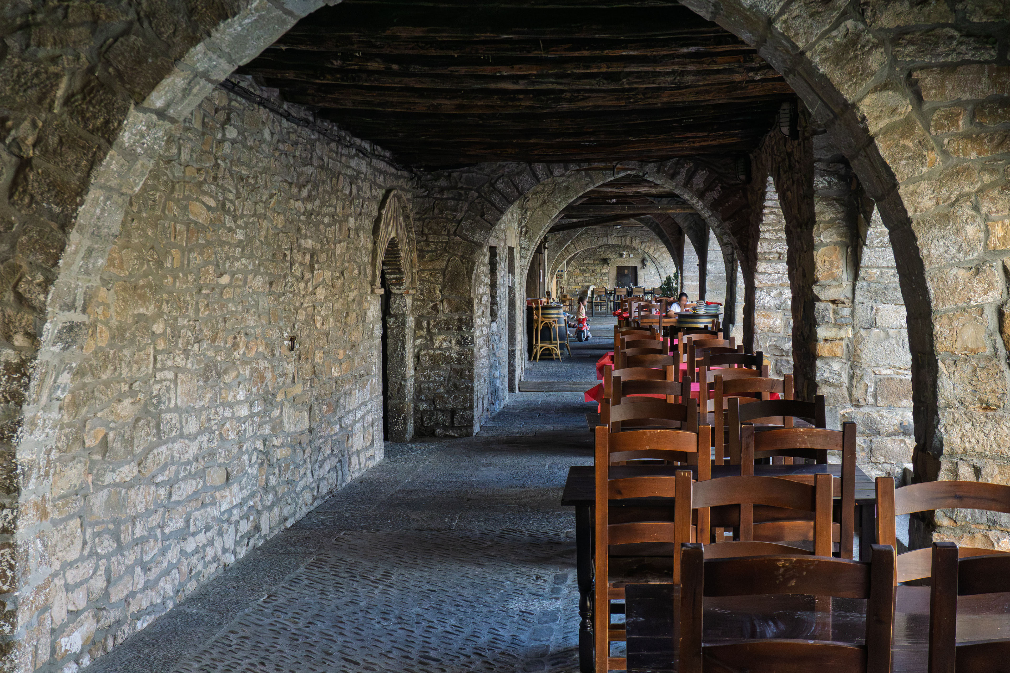 Ainsa. Soportal de la Plaza Mayor.