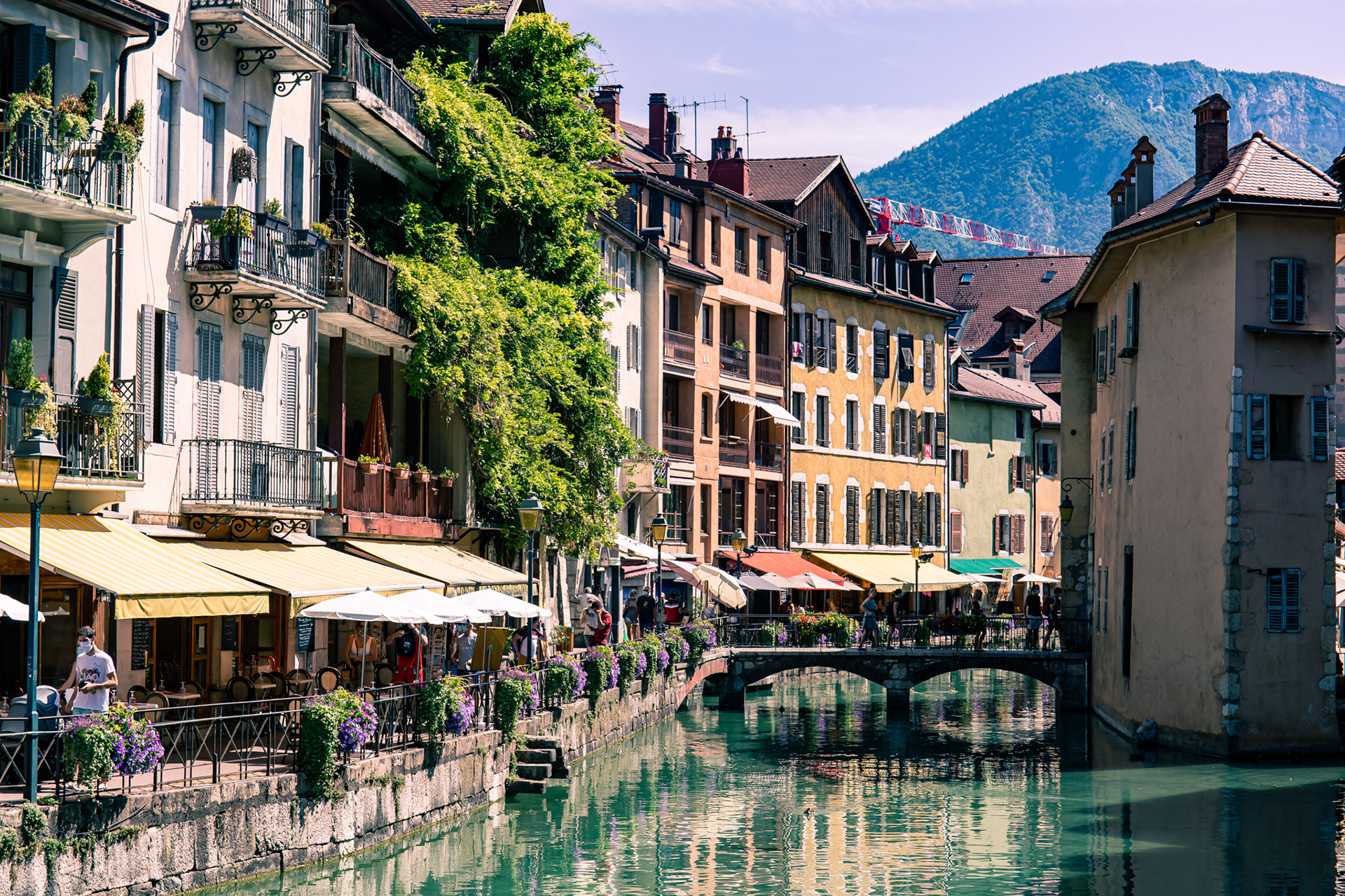 Milelong food and shopping alleys along the "Le Thiou" river.