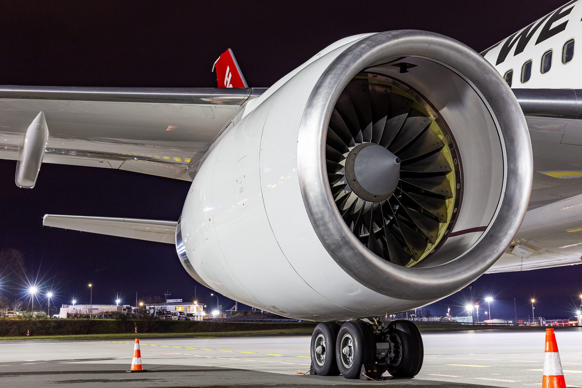 Also found on the B744: THE RR RB211 engine.