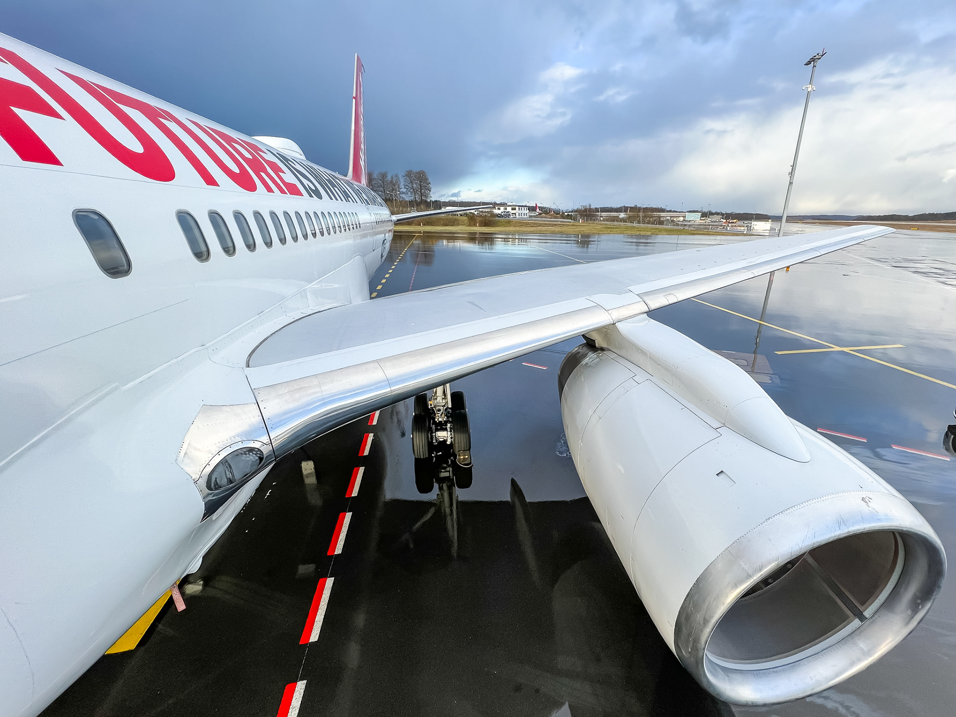 The 757 is boarded from the second door on the left side, giving you a perfect wingview while walking up the "stairway to heaven". Literally.