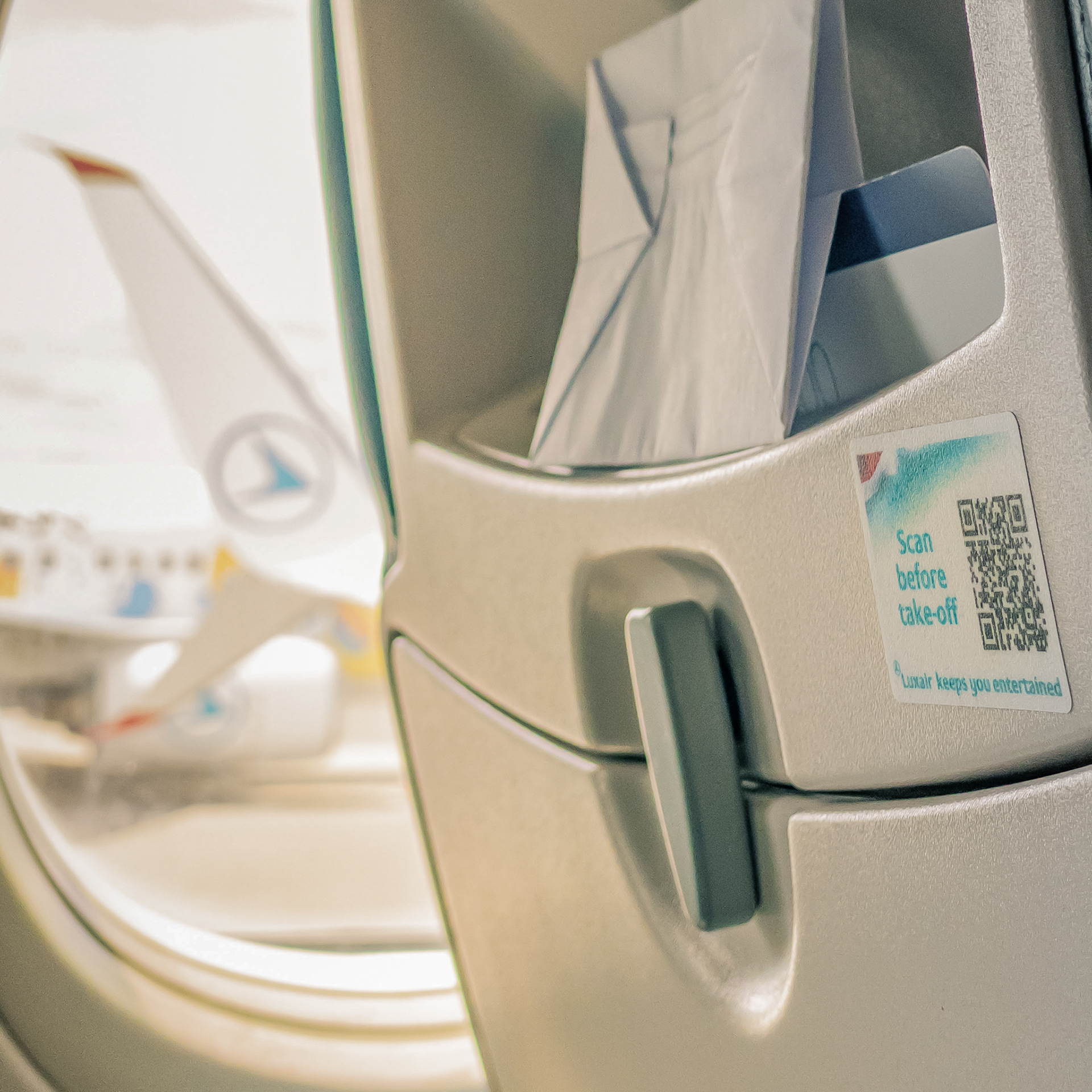 The QR-code stickers will guide the passengers directly to the online flight magazine "Flydoscope".