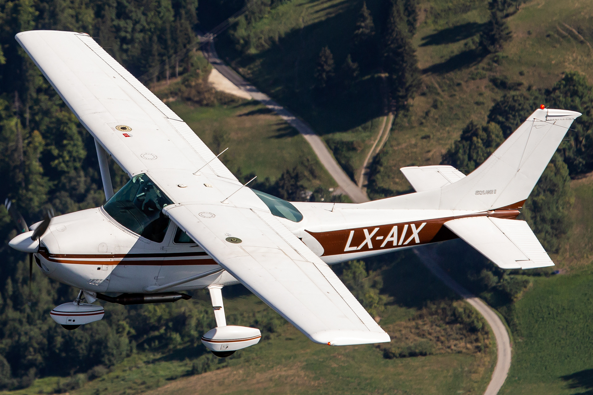 Laurent manouvering his Skylane through the valleys.