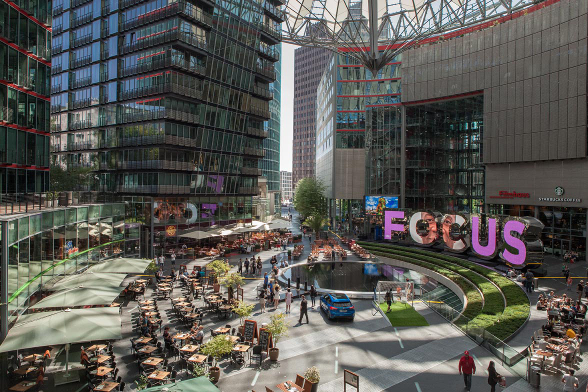‘Berlin, What’s Your Focus?’ AI powered interactive installation land inside the majestic Sony Centre, Berlin. Consumers shared their passions with us by talking to the AI inside these giant 6m high letters, to see their ‘leidenschaft’ play out on the installation.