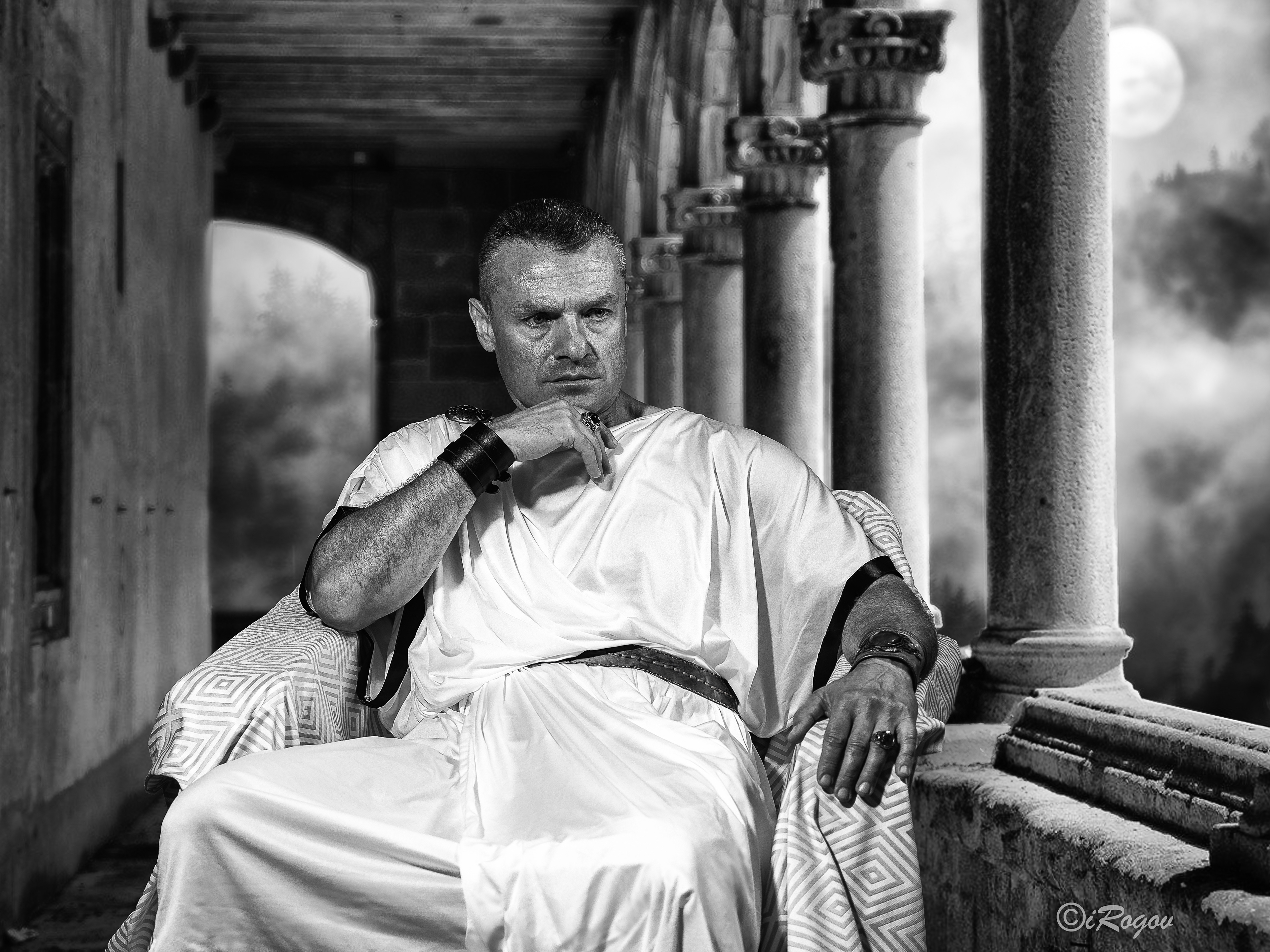 Потирая висок, в котором  от  адской  утренней боли  осталось  только  тупое,  немного ноющее воспоминание, прокуратор все  силился понять,  в чем  причина  его  душевных мучений. 